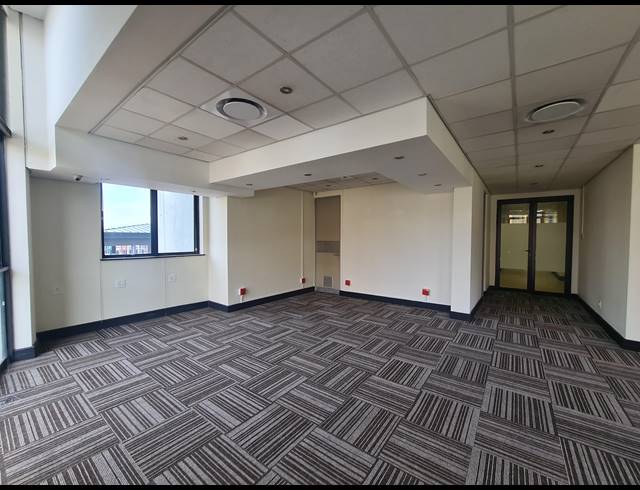 1,691M² OFFICE FOR SALE IN BRYANSTON